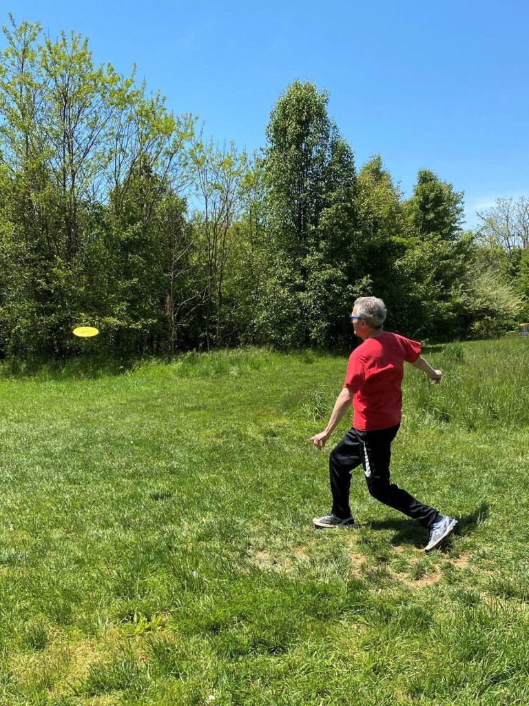 man playing disc golf