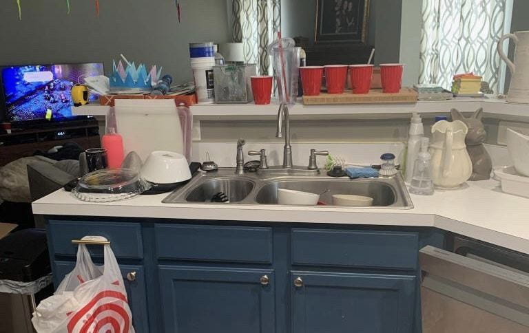 Junior Sophie Hylton quickly cleans the dishes after her rushed lunch break. The shortened lunch periods are preventing students from having the time to clean up after themselves, or even give them time to finish eating their whole meal.