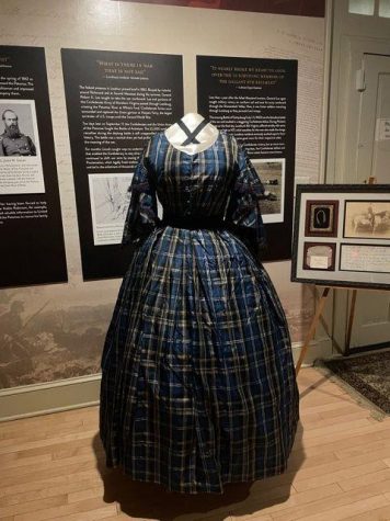 This is the dress that the ghost of the Loudoun Museum, Elizabeth, described to the psychic. Women of the 17th and 18th century wore this style. 
Photo credit by Liberty Harrison 
