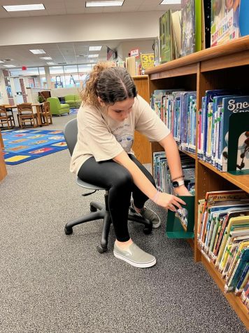 Senior Jordyn Chambers shelves books at the Sycolin Creek Elementary School library. The students chose to volunteer at the library for their Captains Outreach community service, which takes place during the last month of school. Photos courtesy of Sophia Kuzminski.

