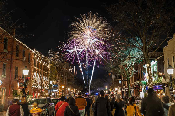 New Years celebrations take place on popular streets of Northern Virginia. Alexandria, Virginia’s “First Night” event welcomes families and friends to an evening of parties and musical fun. With live performances from talented singers, many gather to ring in the new year together.